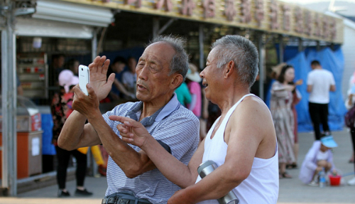 Khóa học miễn phí hướng dẫn sử dụng điện thoại thông minh dành cho người trung niên và người già ở Trung Quốc (11/12/2020)